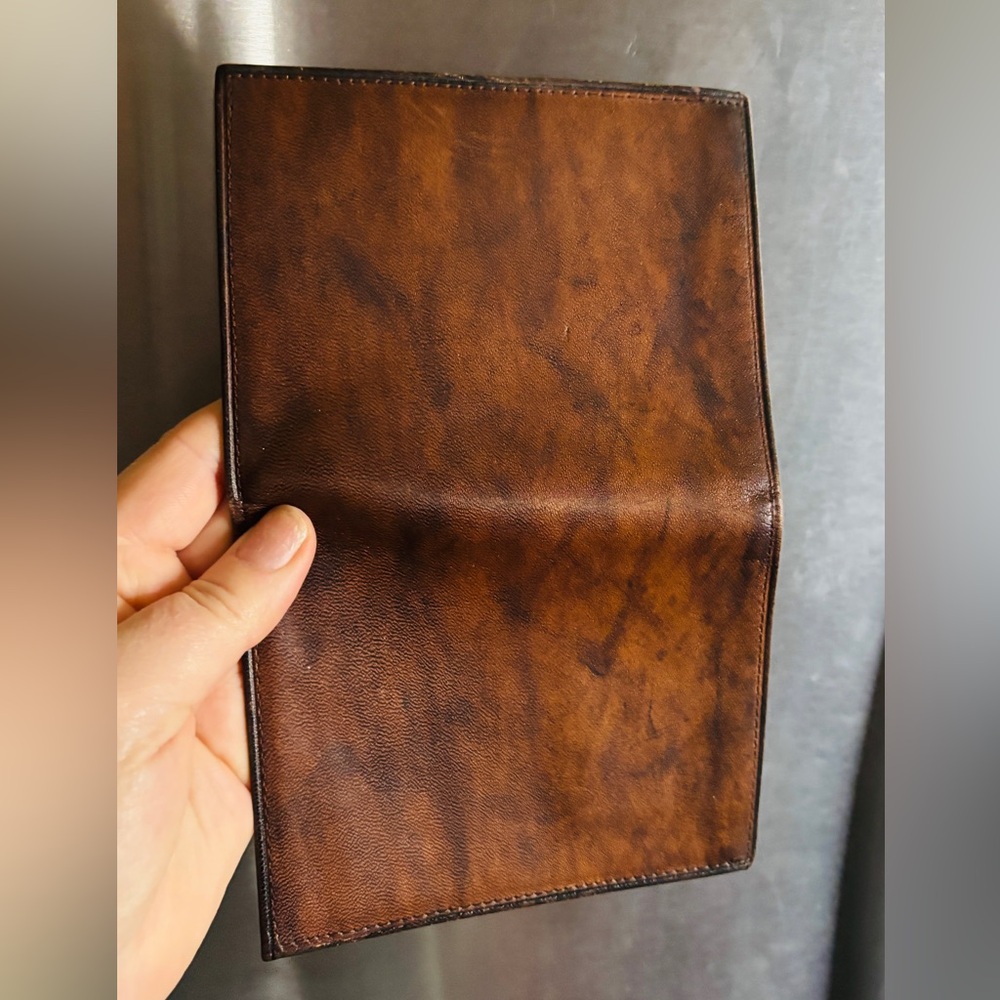 "AMITY COWHIDE" branding visible, this item is a vintage brown leather wallet - Picture 4 of 7